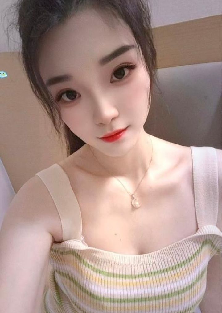 冷白皮小少妇茉莉