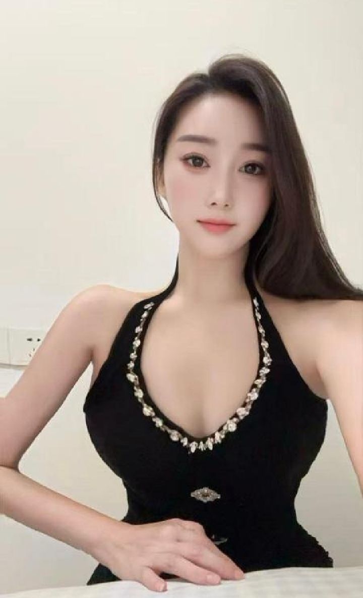 白嫩丰满撩人大波妞