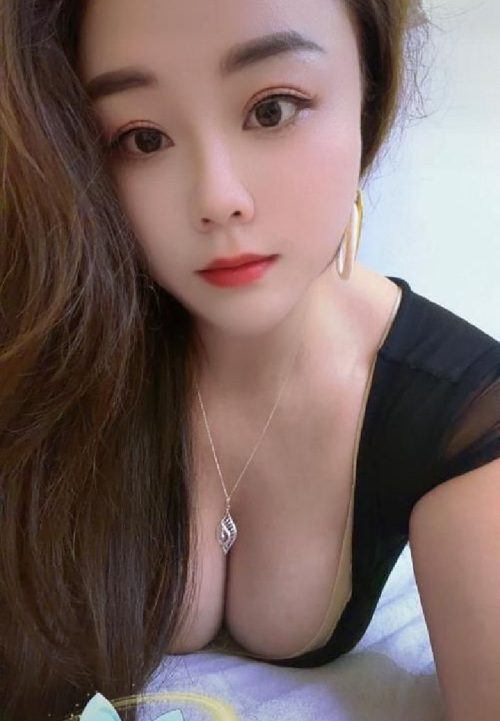 白云服务系美妇依依