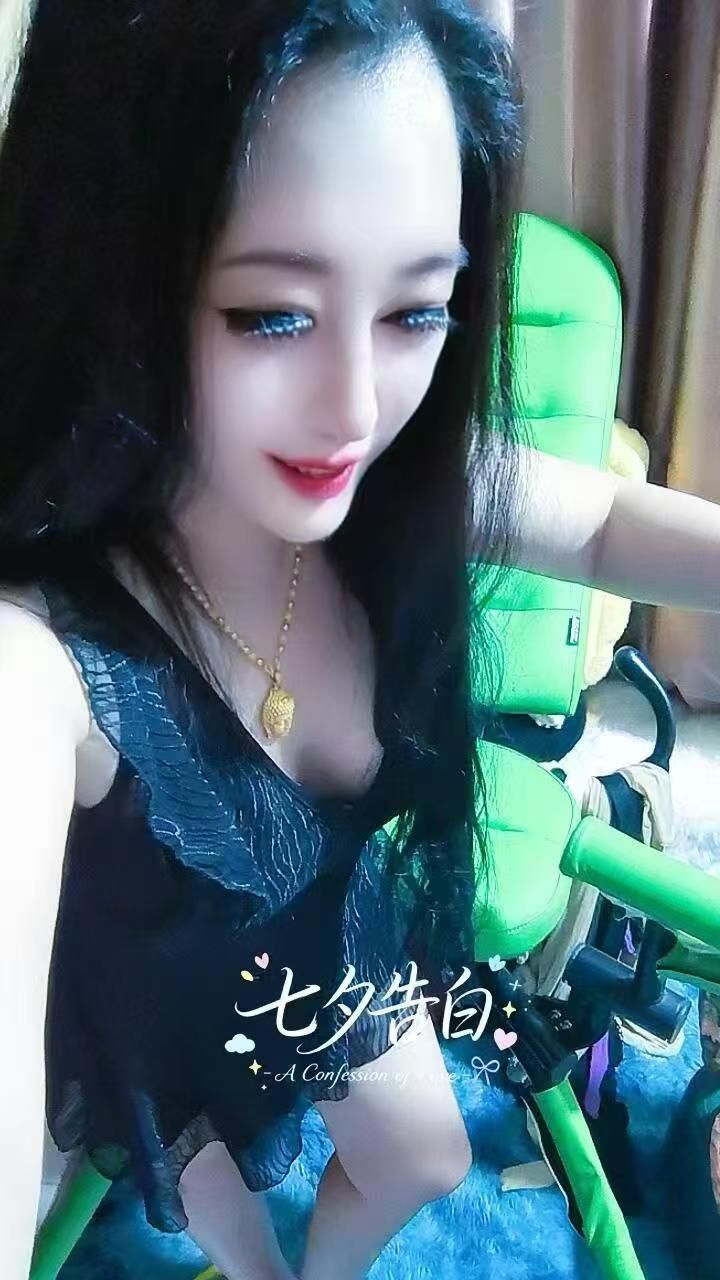 带玩具的少妇格格
