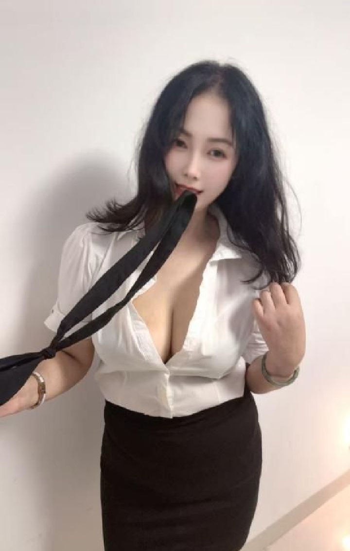 肤白大奶黑丝少妇