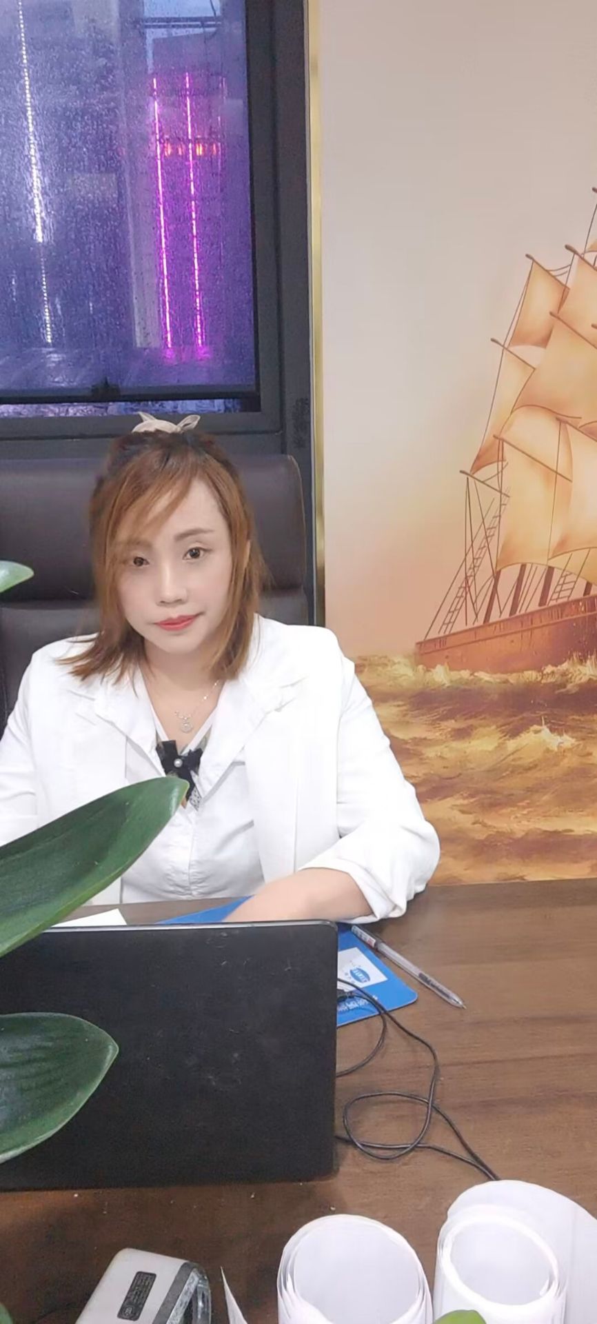 身材好，声音好听，年纪小