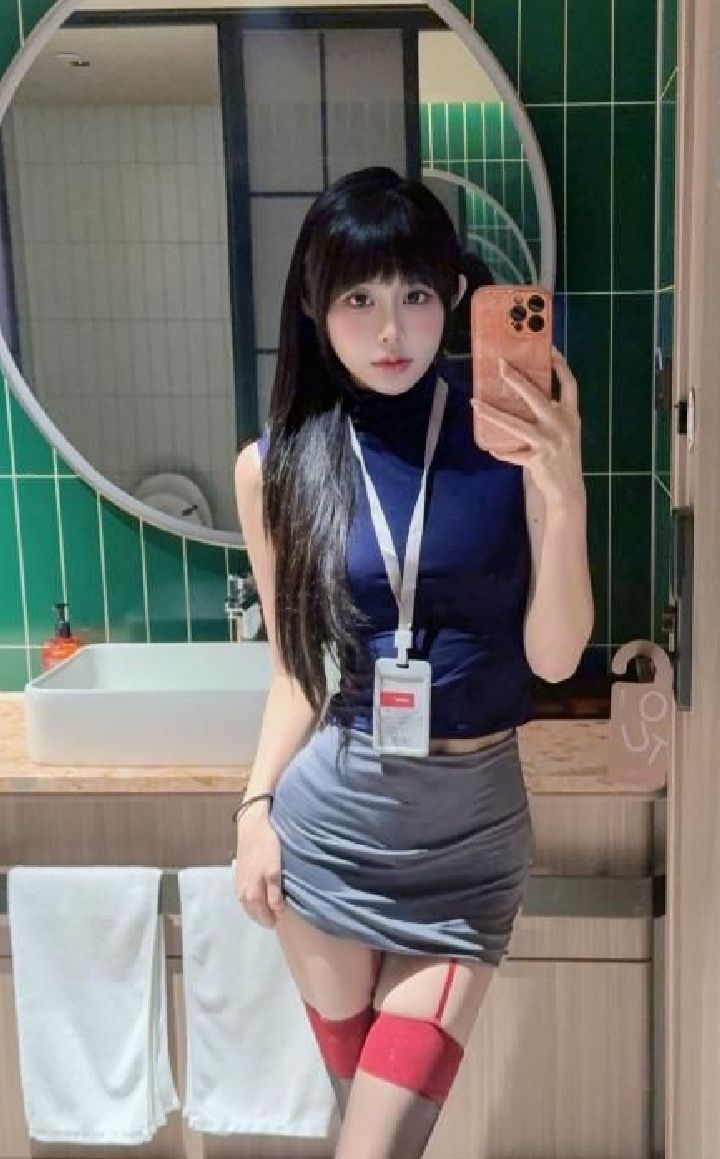 白嫩丰满制服小团子