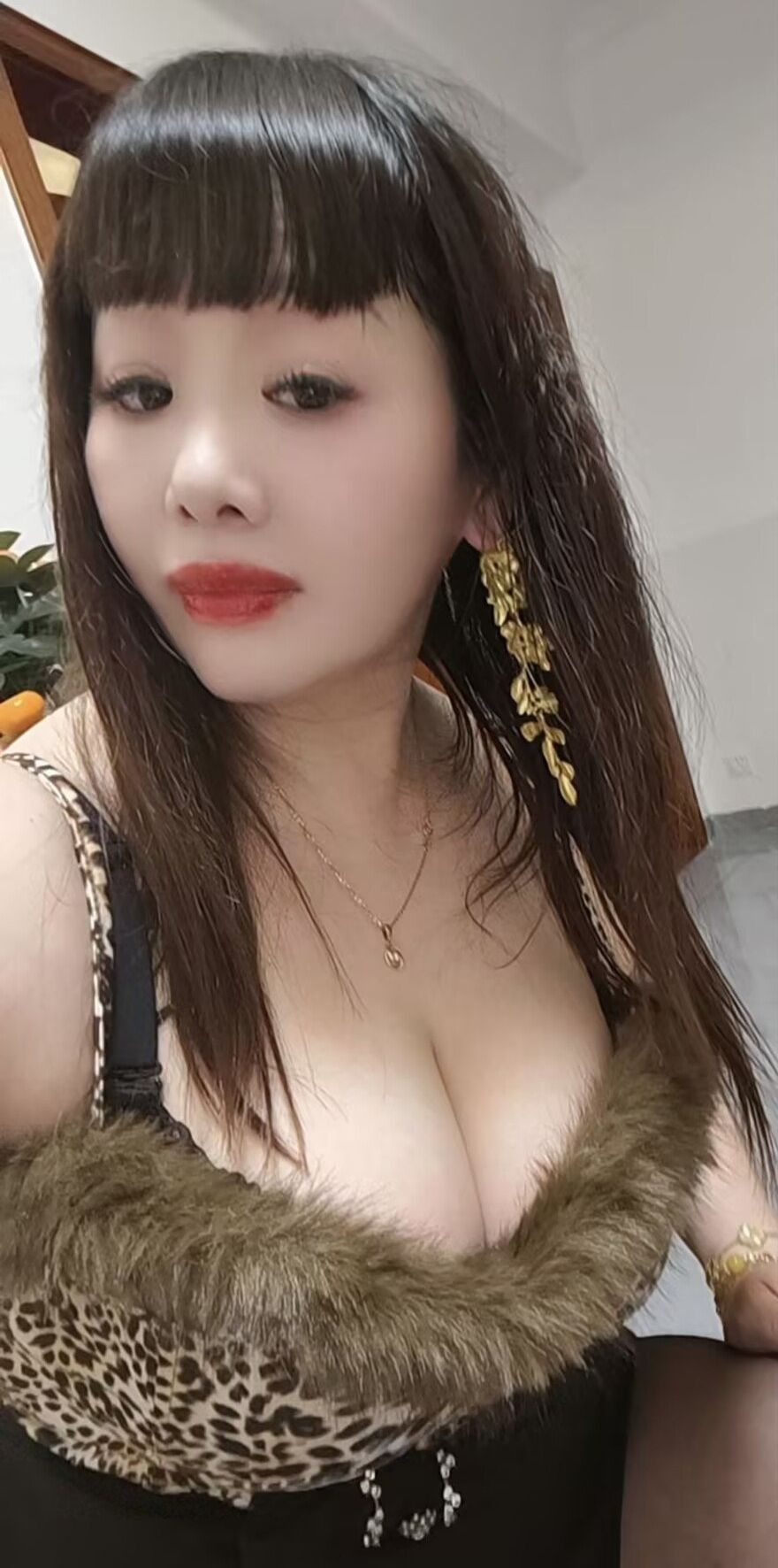 越秀五羊丽丽 泄火大奶熟女姐姐 不限次 热情温柔 姐姐很热情 胸特别大
